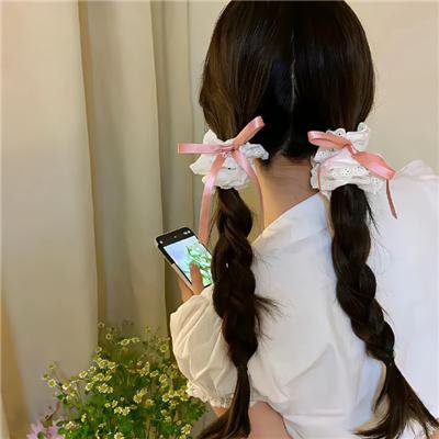 微光下的蓝色男孩