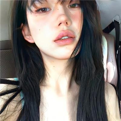 坐推土机的少女